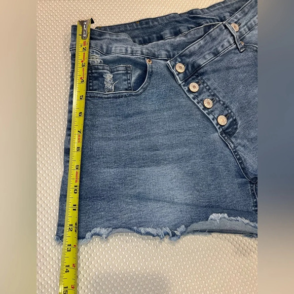 ✨Crossover Button High rise large comfort stretch blue denim shorts frayed hem - Picture 5 of 7